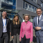 Gruppenfoto vor KRZN-Gebäude