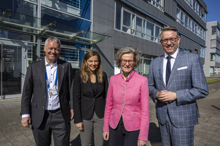 Gruppenfoto vor KRZN-Gebäude