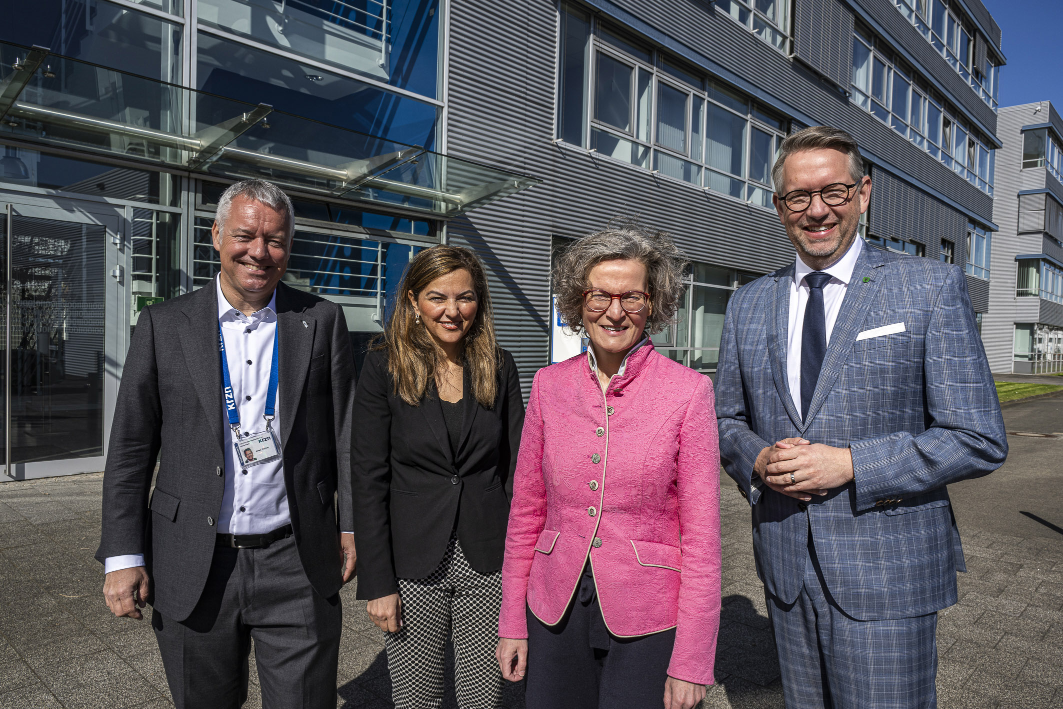 Gruppenfoto vor KRZN-Gebäude