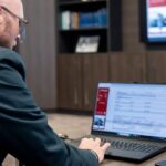 Bayerns Digitalminister Fabian Mehring arbeitet an einem Laptop