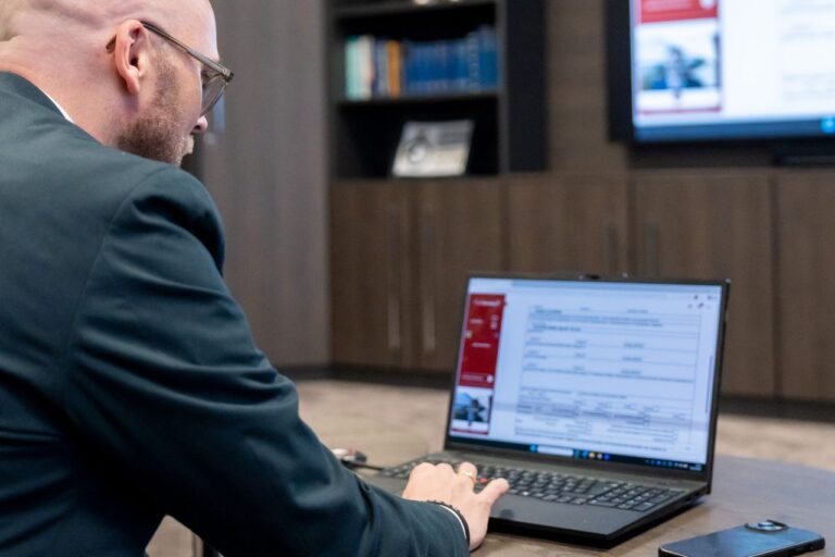 Bayerns Digitalminister Fabian Mehring arbeitet an einem Laptop