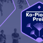 Logo des Ko-Pionier-Preises, im Hintergrund violett eingefärbt menschliche Figuren und eine Baumkrone