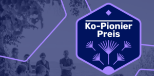Logo des Ko-Pionier-Preises, im Hintergrund violett eingefärbt menschliche Figuren und eine Baumkrone