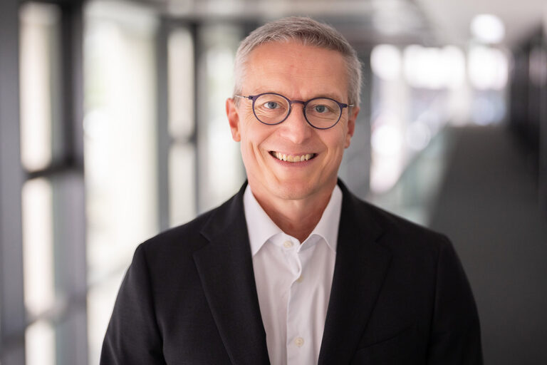 Offizielles Porträt von Bundesdigitalminister Karsten Wildberger