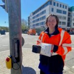 Elisabeth Fröhlich, Projektleitung VIAA, Stabsstelle Verkehrsfluss und Geo-Services, zeigt eine Kamera, die den Verkehrsfluss erfasst.