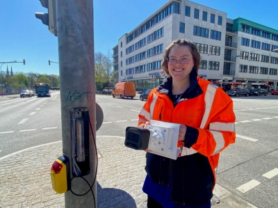 Elisabeth Fröhlich, Projektleitung VIAA, Stabsstelle Verkehrsfluss und Geo-Services, zeigt eine Kamera, die den Verkehrsfluss erfasst.