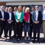 eine Gruppe von Personen steht vor einem Gebäude
