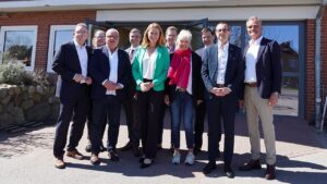 eine Gruppe von Personen steht vor einem Gebäude