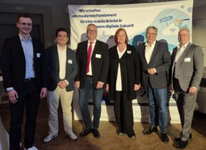 mehrere Personen stehen vor einer Leinwand mit einer Präsentation des Projekts SAP4HANA Wiesbaden