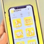 Smartphone, auf dem die Integreat-App zu sehen ist