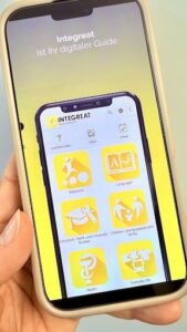 Smartphone, auf dem die Integreat-App zu sehen ist