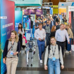 Blick auf einen gut besuchten Gang im Ausstellungsbereich der Learntec 2026.
