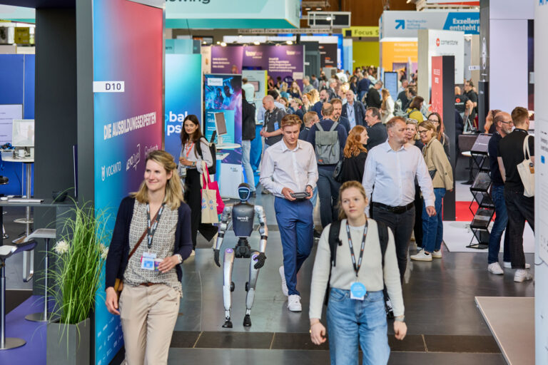 Blick auf einen gut besuchten Gang im Ausstellungsbereich der Learntec 2026.