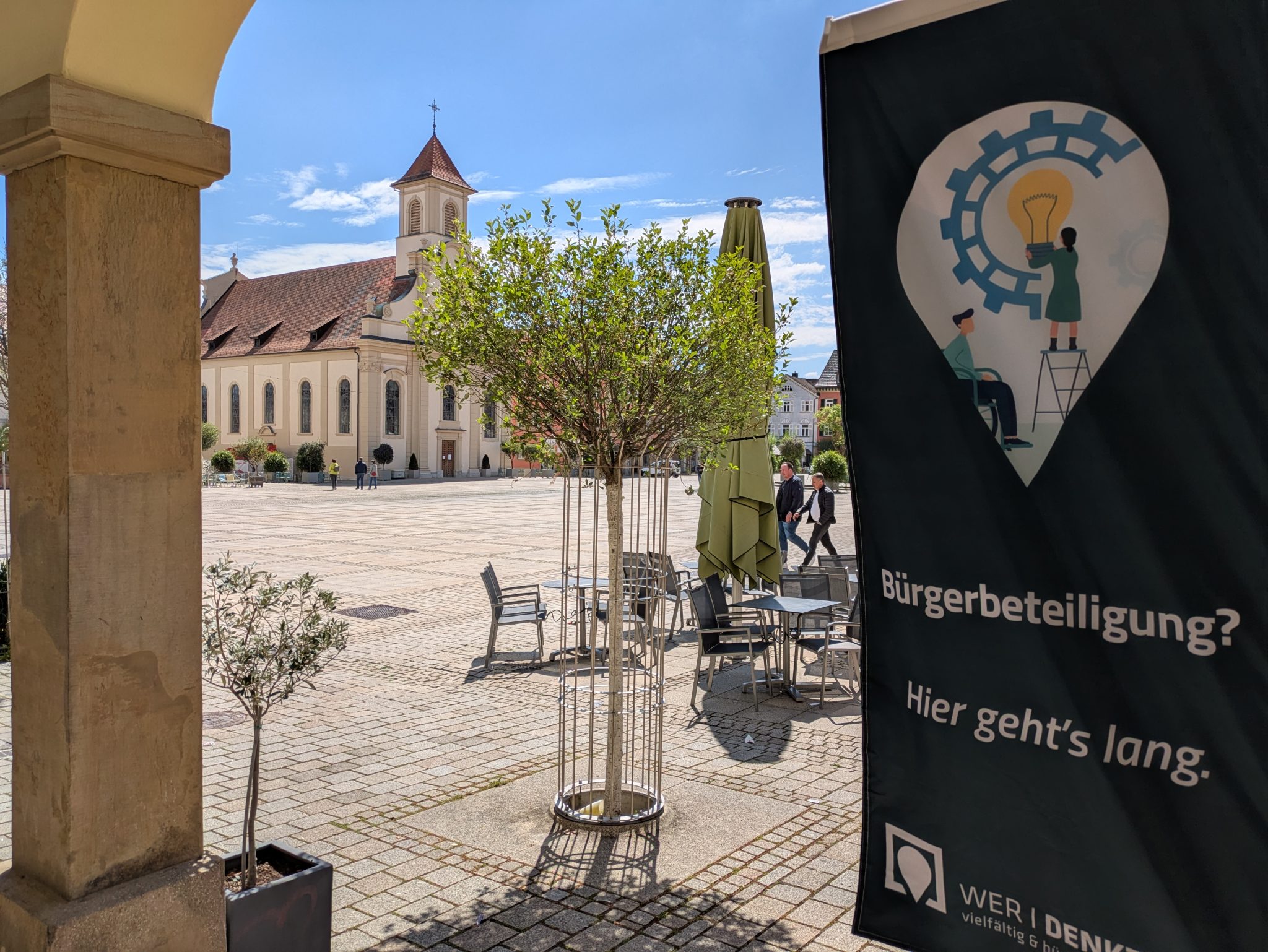 Marktplatz-mit-BeachFlag-2048x1538