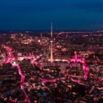 Stadtansicht von Berlin mit magentafarbenen Lichtelementen