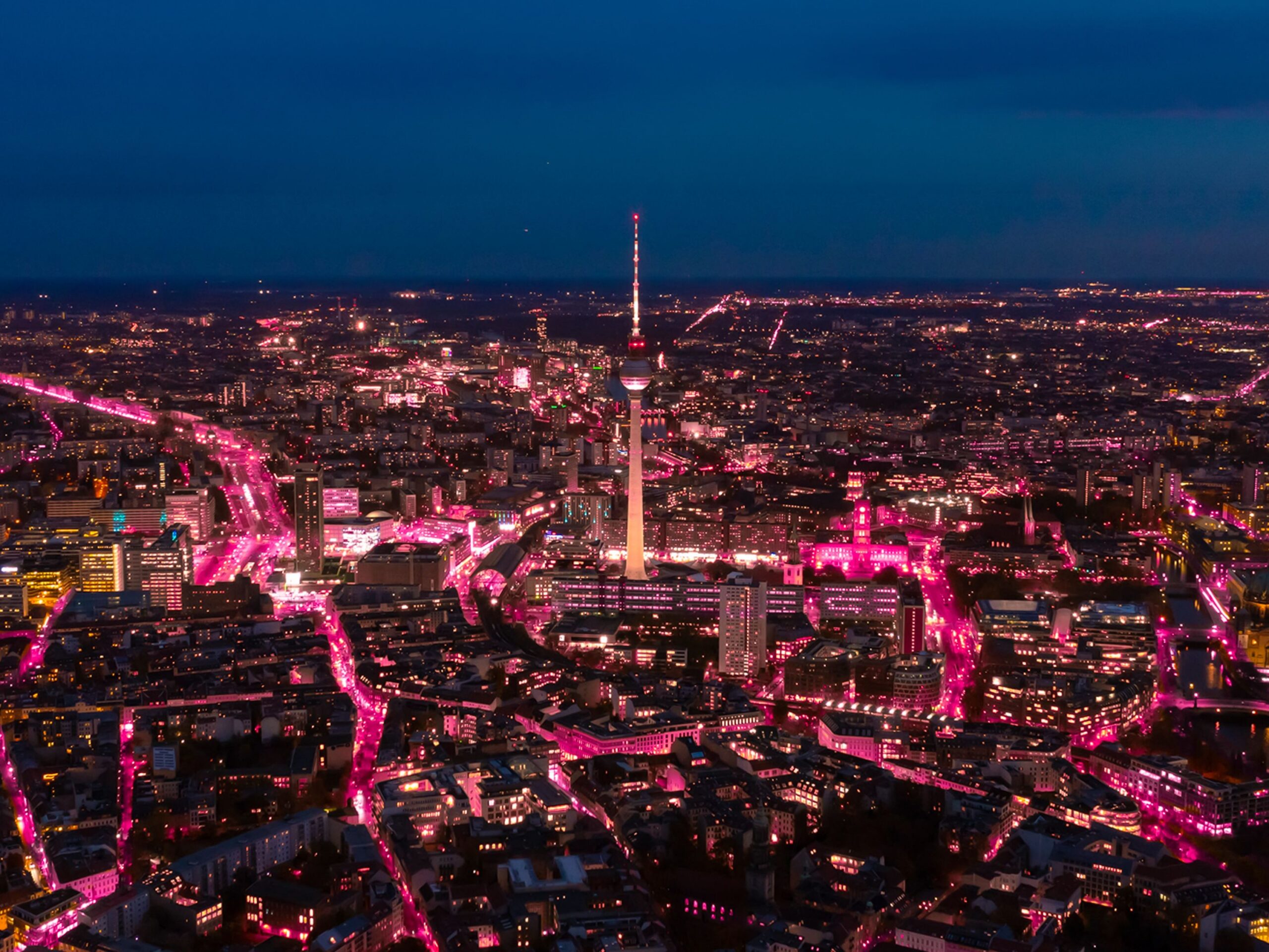 Stadtansicht von Berlin mit magentafarbenen Lichtelementen