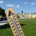 Thermometer vor dem Karlsruher Schloss zeigt hohe Temperaturen