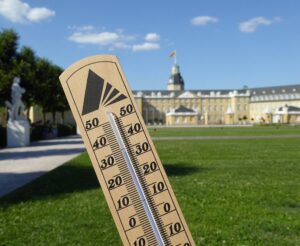 Thermometer vor dem Karlsruher Schloss zeigt hohe Temperaturen