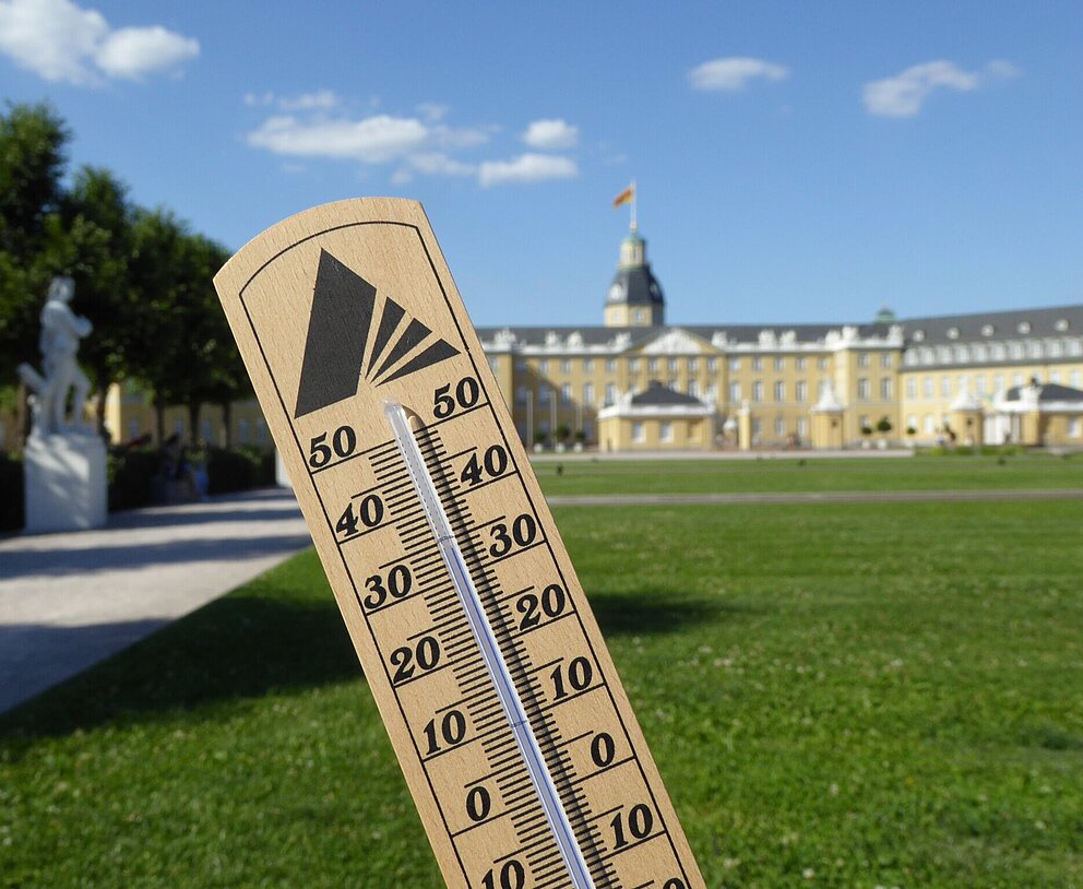 Thermometer vor dem Karlsruher Schloss zeigt hohe Temperaturen