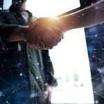 Handshake in Business-Umgebung im Gegenlicht