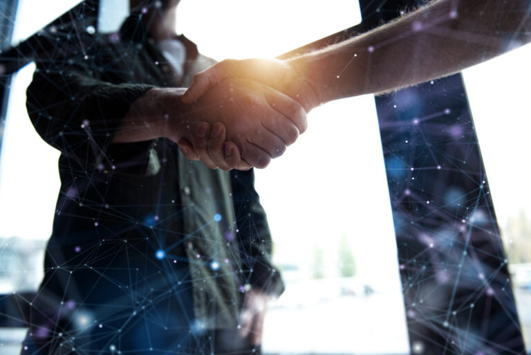 Handshake in Business-Umgebung im Gegenlicht