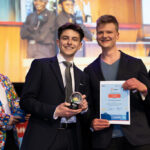 zwei Personen mit Urkunde und Pokal_neuraflow gewinnt bei WSA