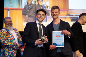 zwei Personen mit Urkunde und Pokal_neuraflow gewinnt bei WSA