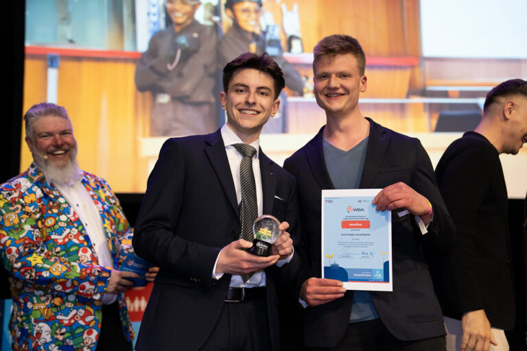 zwei Personen mit Urkunde und Pokal_neuraflow gewinnt bei WSA
