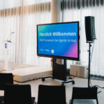 Bildschirm_Stühle_Abschluss_Agentic_AI_Hub
