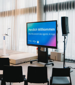 Bildschirm_Stühle_Abschluss_Agentic_AI_Hub