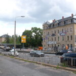 Ein Haus und Autos in der Staufenbergallee in Dresden