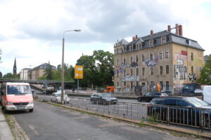 Ein Haus und Autos in der Staufenbergallee in Dresden