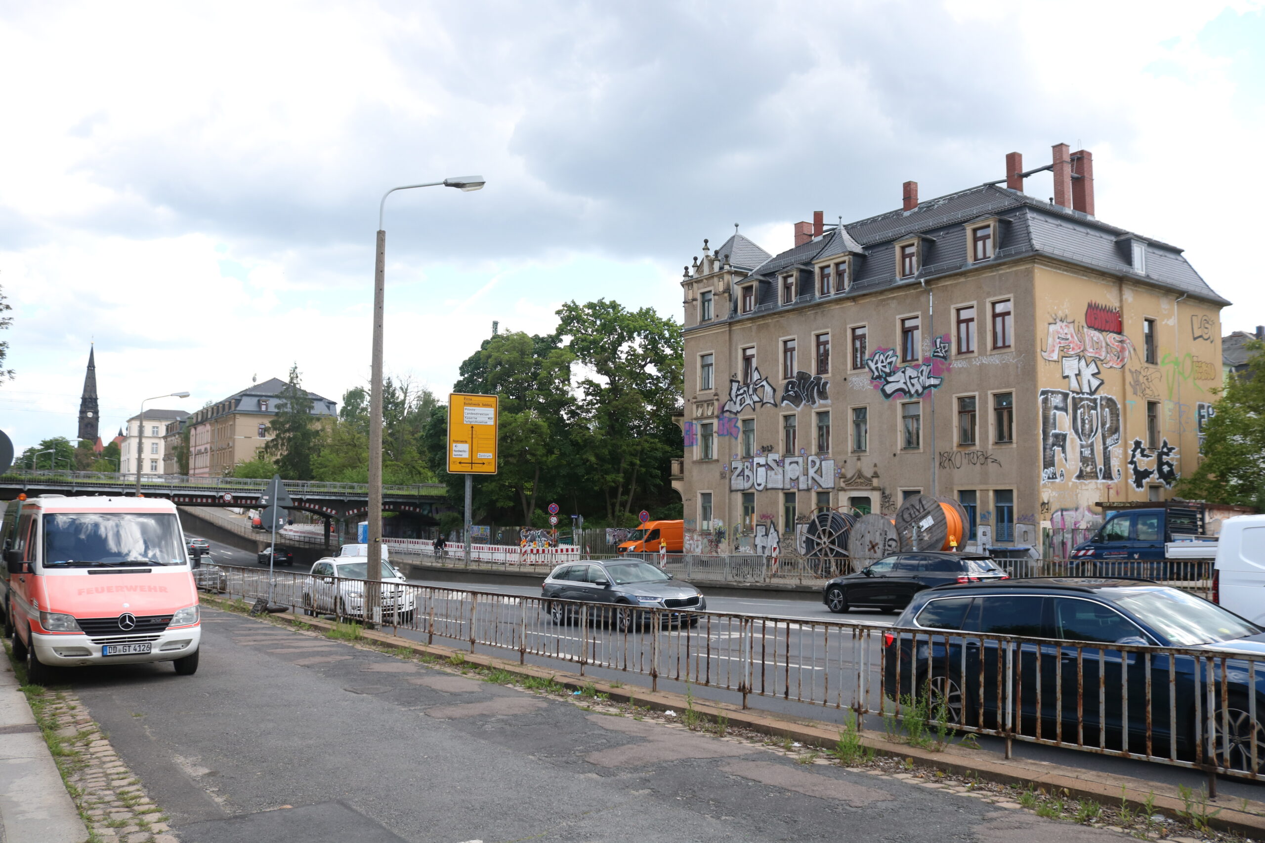 Ein Haus und Autos in der Staufenbergallee in Dresden