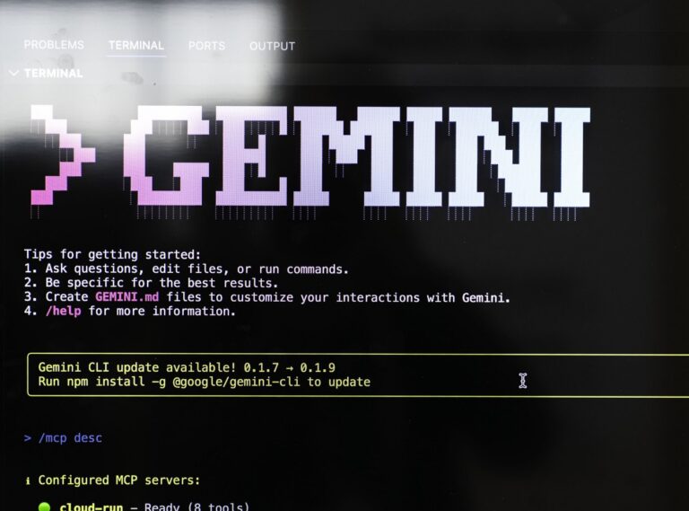 Abfotografierter Bildschirm mit Schriftzug "Gemini" und einigen Code-Zeilen in Pixelschriftart