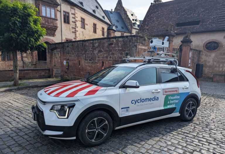 Cyclomedia-Auto-vor Häusern-Cyclomedia-Befahrung_köln