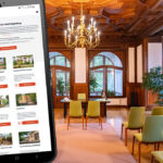 Blick in einen Trausaal der Stadt Magdeburg, im Vordergrund ein Smartphone auf dem das neue Angebot Digitaler Traukalender geöffnet ist