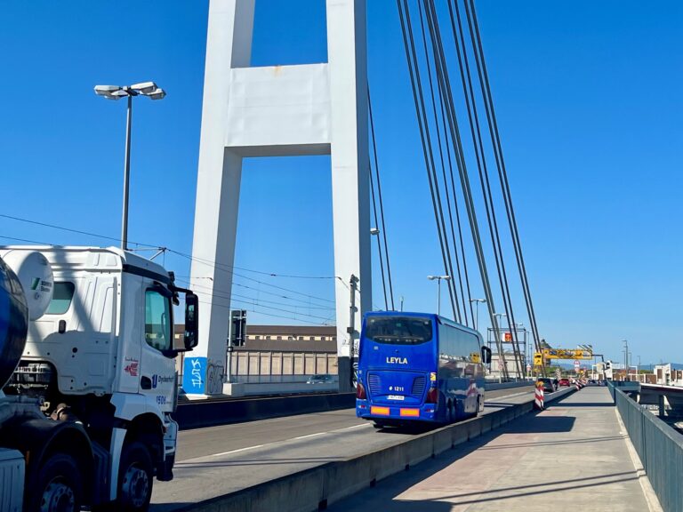 eine der Rheinbrücken zwischen Mannheim und Ludwigshafen