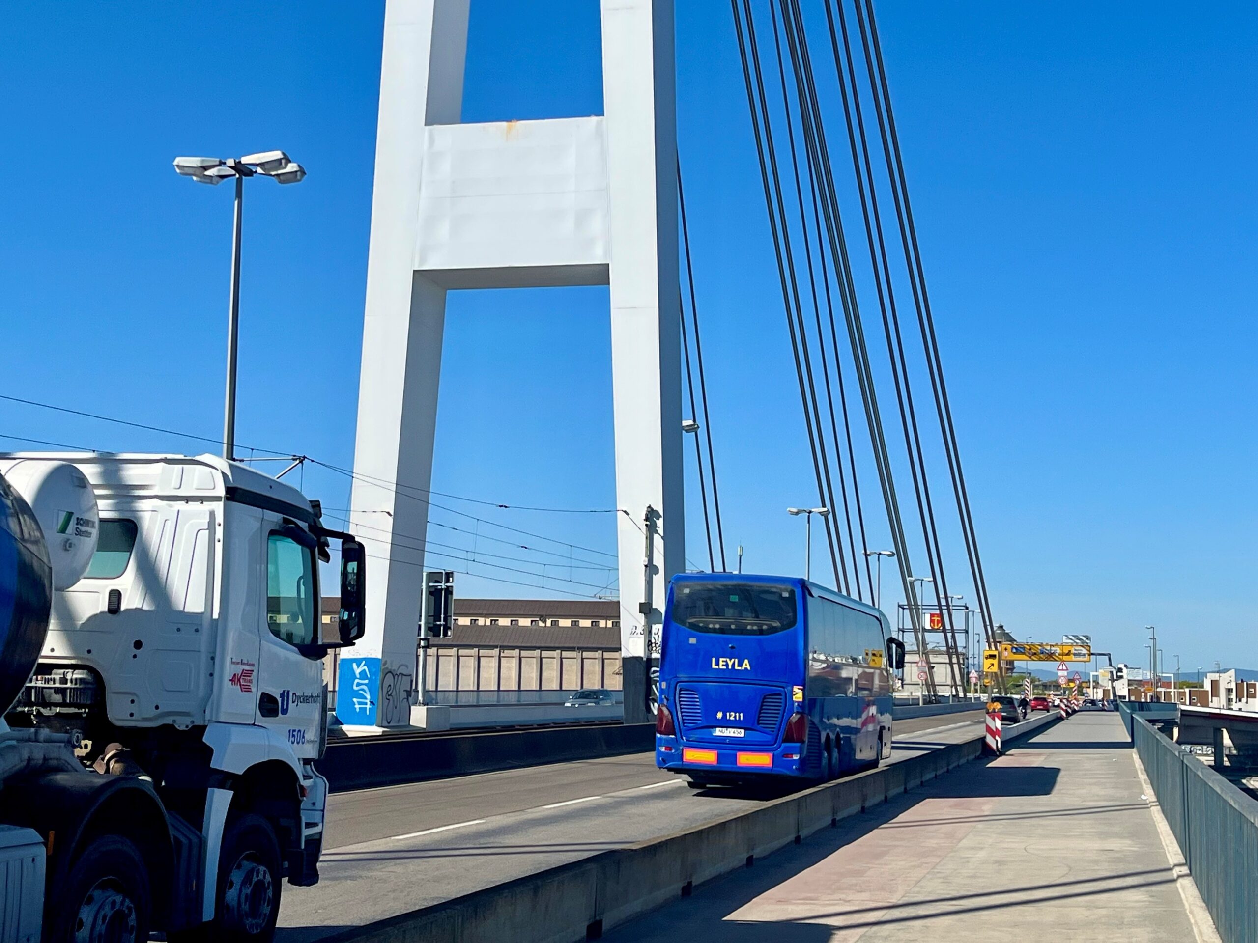 eine der Rheinbrücken zwischen Mannheim und Ludwigshafen