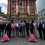 eine Reihe von Personen vor dem Gothaer Rathaus
