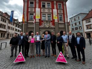 eine Reihe von Personen vor dem Gothaer Rathaus