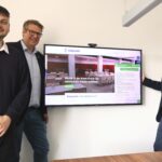 Drei Männer vor einem Bildschirm_KI-Chatbot in Gütersloh vorgestellt