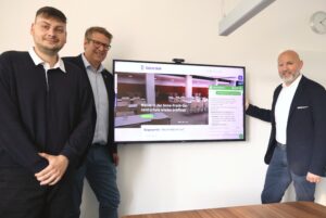 Drei Männer vor einem Bildschirm_KI-Chatbot in Gütersloh vorgestellt