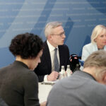 von rechts: Mehring, Sinemus, Wildberger, daneben noch weitere (unbekannte) Personen