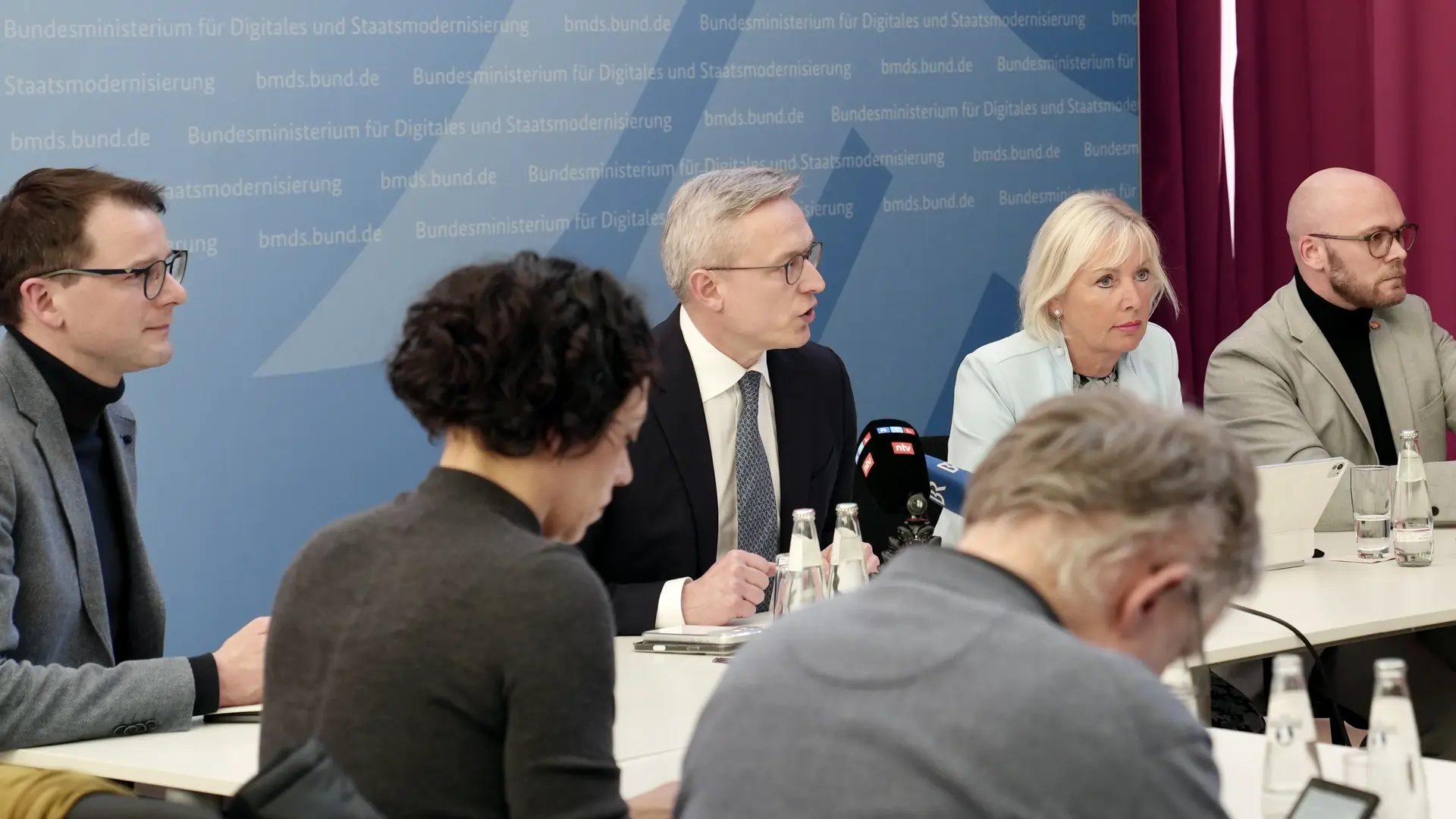 von rechts: Mehring, Sinemus, Wildberger, daneben noch weitere (unbekannte) Personen
