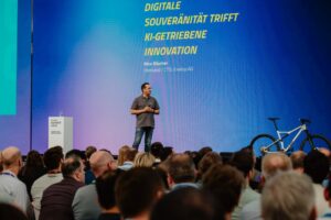 d.velop-Vorstand und CTO Nico Bäumer bei seiner Keynote auf dem d.velop SUMMIT 2026