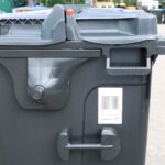 Mülltonne mit einem aufgeklebten Strichcode-Etikett
