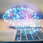 Tisch, Computer und Hologramm eines Gehirns