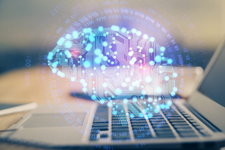 Tisch, Computer und Hologramm eines Gehirns