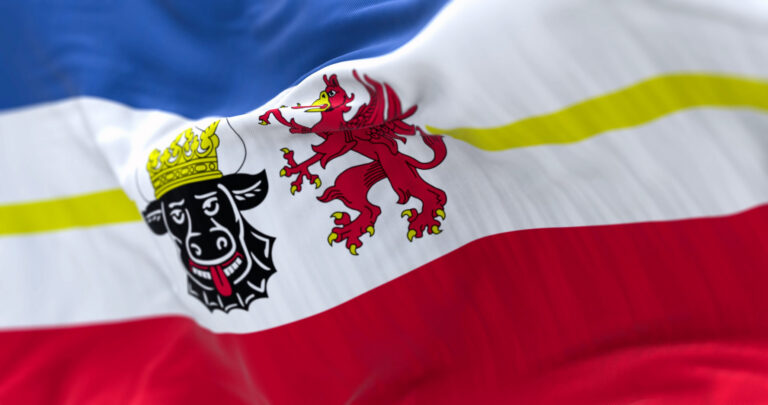 Nahaufnahme der Flagge von Mecklenburg-Vorpommern