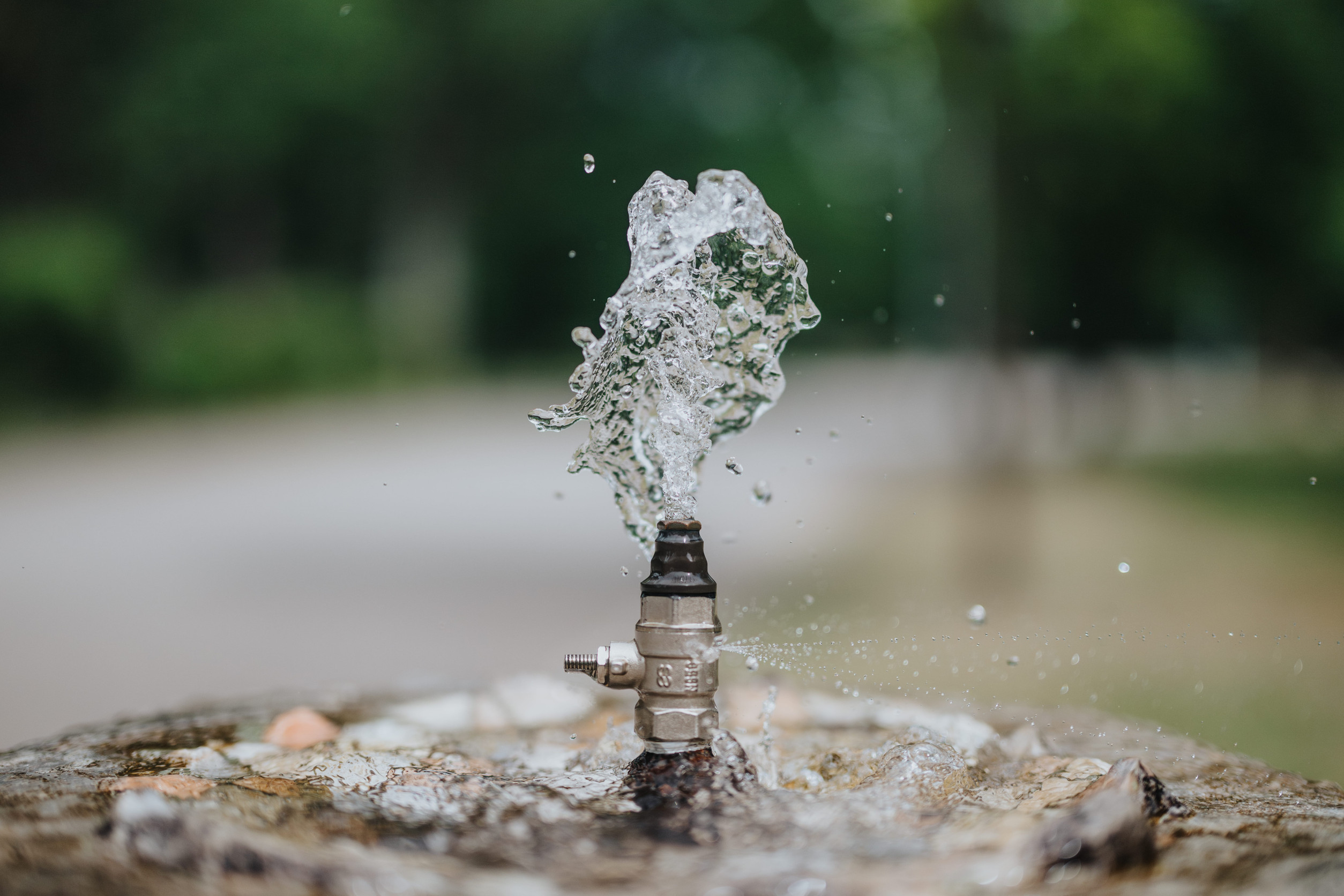 Trinkwasserbrunnen in einem Park vor verschwommenem Hintergrund